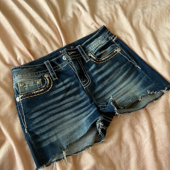 Miss Me Pants - Miss Me Mid-Rise denim stretch shorts, size 26.